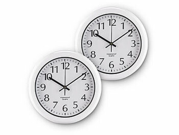 Pack de 2 horloges murales radio-pilotées étanches de la marque St. Leonhard
