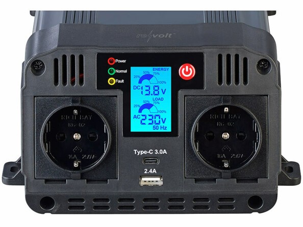 Face avant du convertisseur auto avec écran LCD allumé, boutons et voyants de fonctionnement et deux prises d'alimentation 230 V