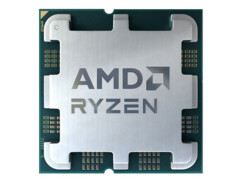 Circuit intégré AMD Ryzen 7 9800X3D, vue de dessus du processeur nu avec capot métallique gravé