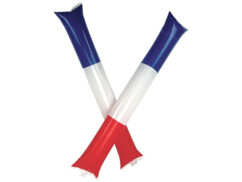 Deux bâtons gonflables aux couleurs tricolores de la France, arborant le drapeau français, utilisés comme applaudisseurs pour faire du bruit et encourager lors de manifestations sportives ou festives.