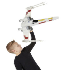 garcon avec modèle réduit de x wing star wars géant 70 cm