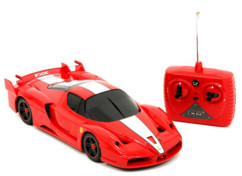 Voiture radiocommandée Ferrari sport FXX couleur rouge avec bande blanche et télécommande radio rouge
