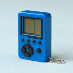 porte clés forme mini console portable retrogaming avec 26 jeux vidéo ORB