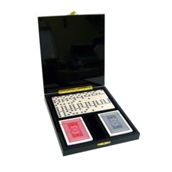 Boîte de jeu de prestige ouverte avec 28 grands dominos et deux paquets de 52 cartes à jouer plastifiées et finitions en bois laqué