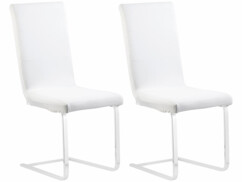 Deux housses de chaise Infactoy de couleur blanche.