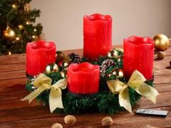 Couronne de l'Avent avec ornements dorés & 4 bougies à LED