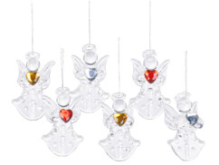 Six anges décoratifs en verre transparent suspendus à des fils invisibles, chacun orné d’un cœur en cristal facetté (rouge, bleu ou doré)