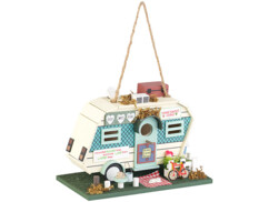Nichoir caravane vintage crème à accents turquoise suspendu par corde en jute, avec chaise longue miniature sur le toit et barbecue