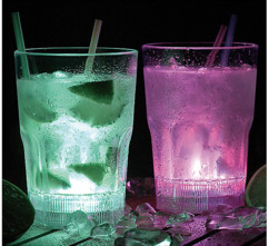 2 verres à cocktails lumineux