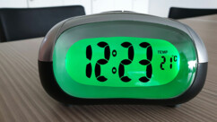 Réveil avec rétroéclairage vert et affichage numérique de l'heure et de la température