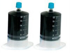 Deux seringues industrielles BOSCH 60 ml noires avec graduations blanches et bouchon bleu