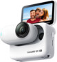 Insta360 GO 3S assemblée avec Action Pod blanc et écran rabattu en mode selfie