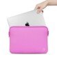 Insertion d'un MacBook Apple d'une main dans l'étui de protection à double fermeture à glissière coloris rose bonbon Bubble Pink