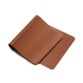 Sous-main XXL en cuir vegan coloris marron avec bords cousus et logo Satechi