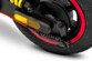 Gros plan suspension arrière jaune et roue de trottinette Ducati Pro II avec réflecteur orange