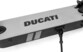 Gros plan plateau antidérapant de trottinette Ducati Pro II avec marquage DUCATI et béquille
