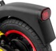 Gros plan roue arrière de trottinette Ducati Pro II avec pneu tout-terrain jante rouge et feu stop