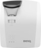 Vue du dessus du boîtier coloris blanc du vidéoprojecteur laser BenQ avec boutons de commande, bouton de réglage du focus et objectif laser à focale courte