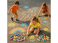 enfants dessinant sur le sol avec des craies pour extérieur