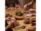 couverts de table en acier inoxydable noir mat mis en situation sur une table de diner