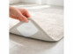 Patch antidérapant pour tapis lavable mis en situation sous un tapis