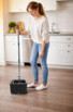 Balai-serpillière avec seau 2 compartiments mise en situation dans une cuisine avec une femme