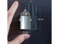 Chargeur allume-cigare USB-A / USB-C avec main et dimensions en mm