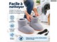 Chaussons portés avec un jean, l’un tenu par une main