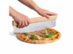 trancheuse à pizza 32 cm entrain de couper une pizza