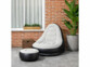 Fauteuil gonflable avec repose-pieds mis en situation sur une terrasse