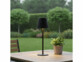 Lampe de table rechargeable étanche LED RVBB mise en situation sur table sous la pluie