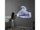 fille projetant une licorne sur un mur avec la lampe projecteur