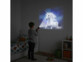 enfant projetant une licorne sur un mur avec la lampe projecteur