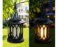 Lanterne de jardin solaire avec LED effet flamme mise en situation accrochée de jour et de nuit