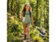 Microscope numérique grossissement 1000x tenu en main par une enfant dans la foret