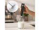 Mousseur à lait sans fil rechargeable mis en situation dans une cuisine avec verre de lait