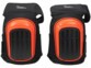 Paire de genouillères Newgen Medicals noires à coques orange sur fond blanc