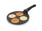 Deux crêpes dorées et deux pâtes claires cuisant dans les quatre alvéoles de la poêle