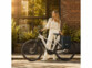Sacoche vélo étanche pour porte-bagages mise en situation sur un vélo avec femme