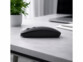 Souris bluetooth 5.2 et RF rechargeable avec fonctions déplaceur vue de côté sur un bureau