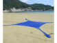 Tente de plage à plat sur une plage