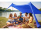 Tente de plage mise en situation avec 5 personnes sur l'herbe