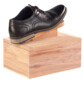 Coffret à cirage en bois mis en situation avec une chaussure
