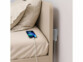 Chargeur secteur plat USB-A / USB-C 30 W mis en situation derrière une tête de lit chargeant un smartphone