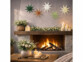 5 étoiles pliables en carton en décoration sur une cheminée de salon