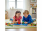2 enfants jouant avec des briques de construction sur un plaque 25 x 25 cm bleue