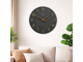 Horloge murale en bois Ø 30 cm accroché au mur dans un salon