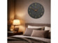 Horloge murale en bois Ø 30 cm accroché au mur dans une chambre à chouché