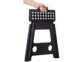 Marchepied pliable antidérapant 39 cm plié vu de face avec une main