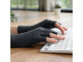 mitaines de compression portées par des mains tapant au clavier